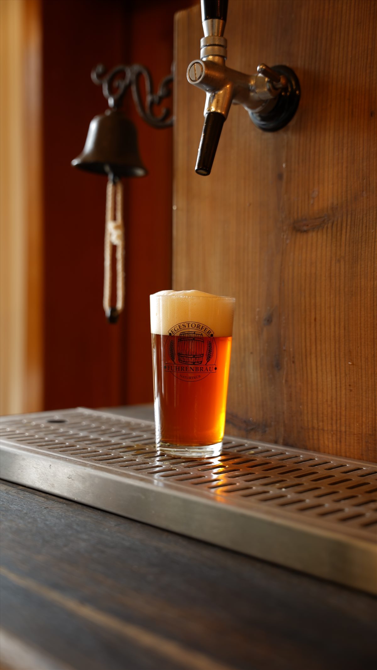Fuhrenbräu Bier am Ausschank als Teil der visuellen Website-Kommunikation